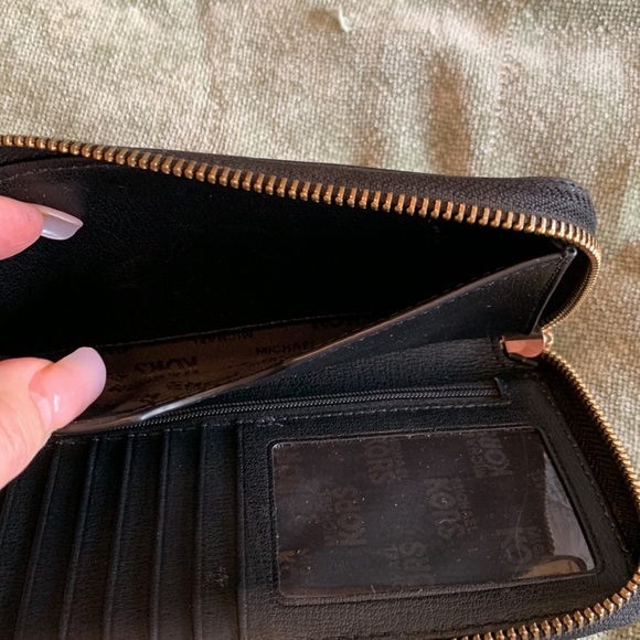 Michael Kors Wristlet Wallet🔥 - Picture 6 of 12